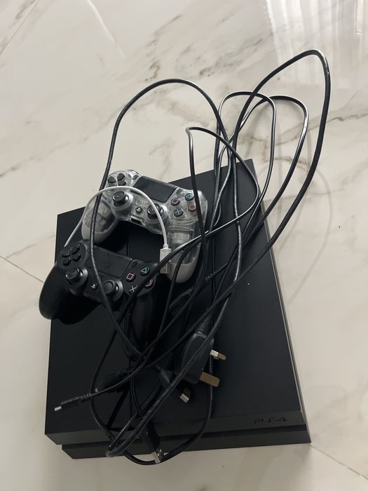 Vand un ps4 va dau telecomandele si cablurile