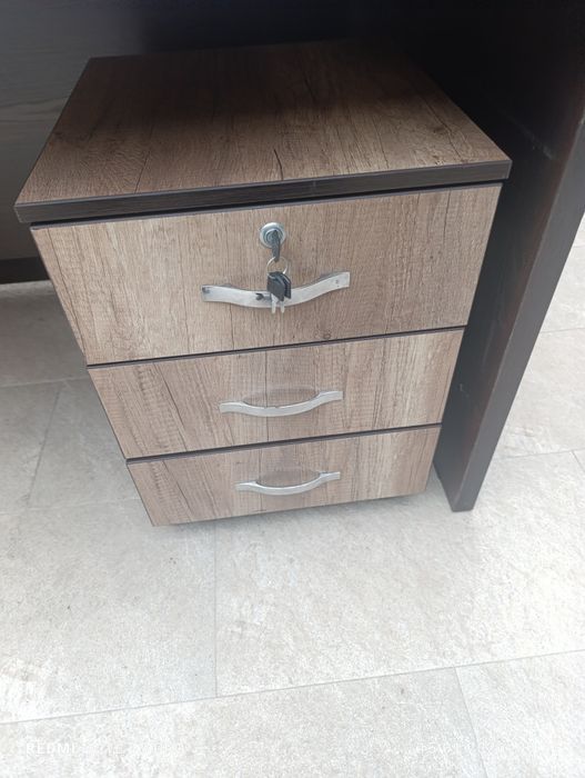 Продам офисный директорский стол