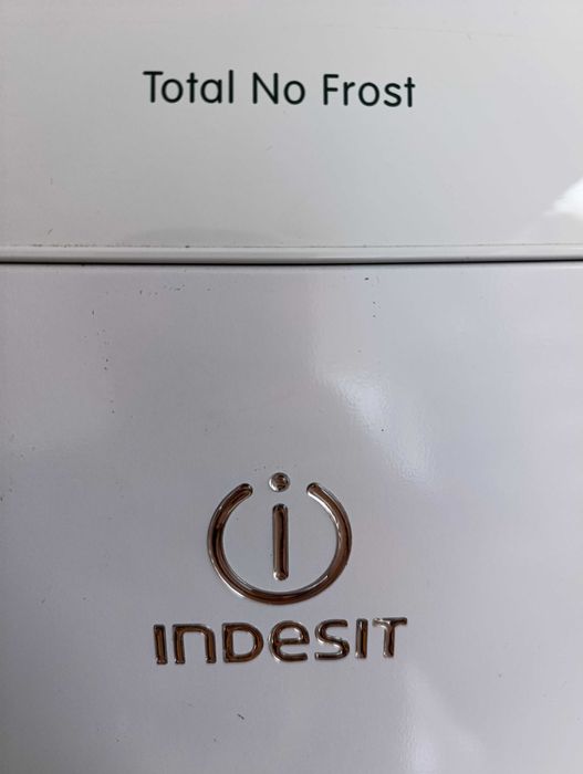 Хладилник с долен фризер Indesit