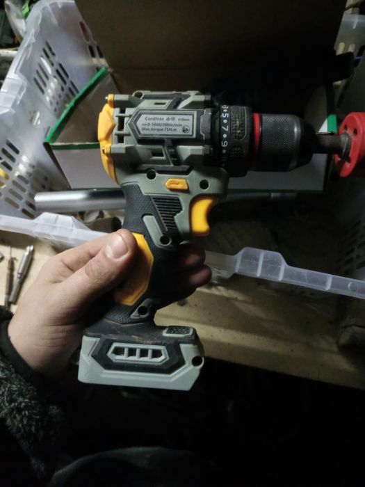 Продаю шурупавёт бешёточный