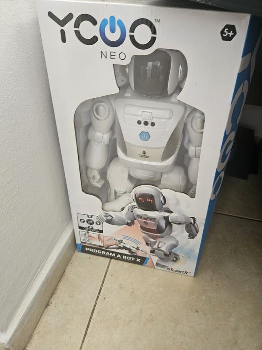 Продавам интерактивният робот Silverlit YCOO Program A Bot X.