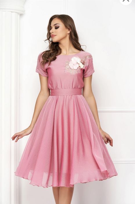 Rochie din voal roz deschis in clos cu elastic in talie cu brau broda