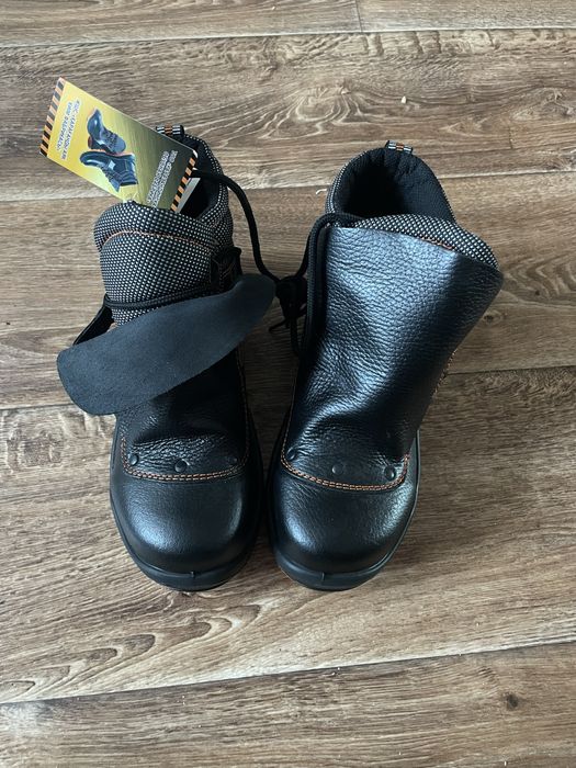 Продам рабочие ботинки 39 размер