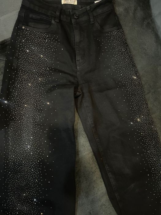 Черни дънки със камъни