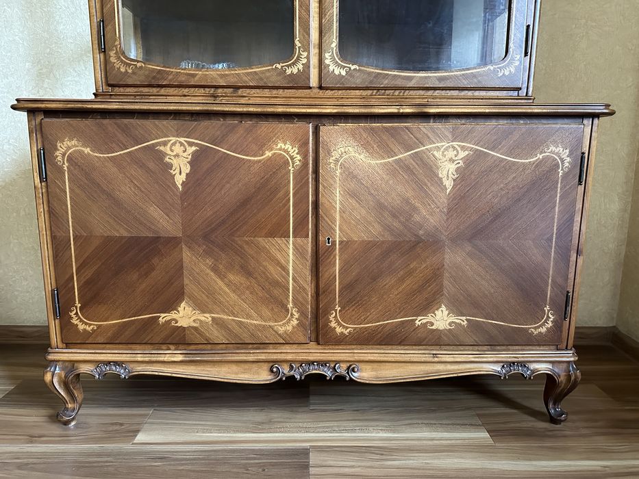 Продам румынскую горку (сервант) из натурального ореха