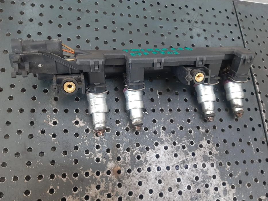 rampa cu injectoare 1.2 b d7ff702   renault twingo clio 1 clio 2  7700114546