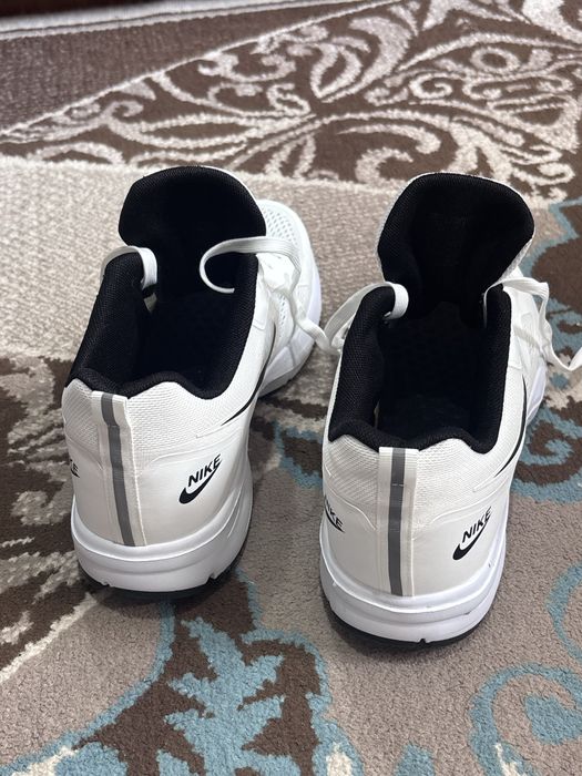 новые Nike кроссовки 44 размер