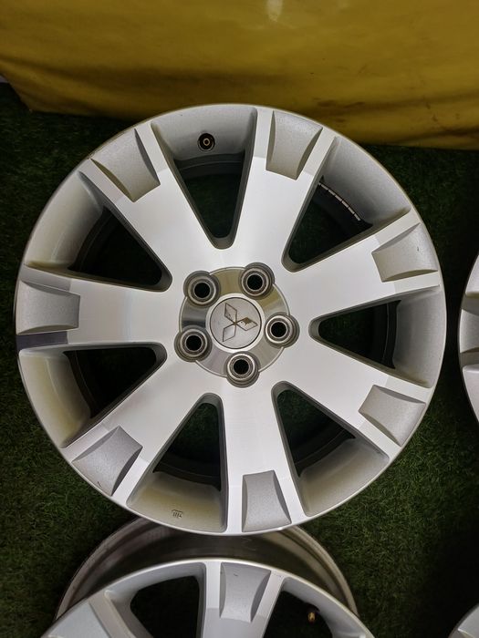 Диски R18 5x114.3 на Mitsubishi и другие.