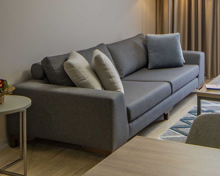 Комфортен и стилен тъмносив диван в отлично състояние, без разтягане