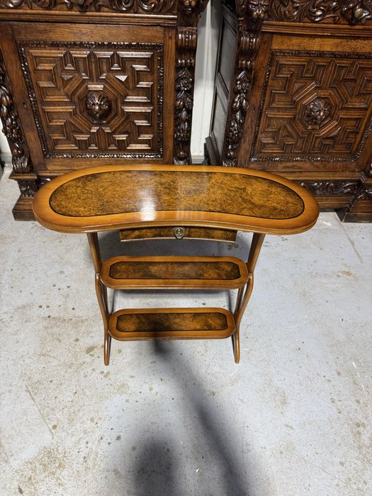 Masuta semiovala din lemn cu sertar