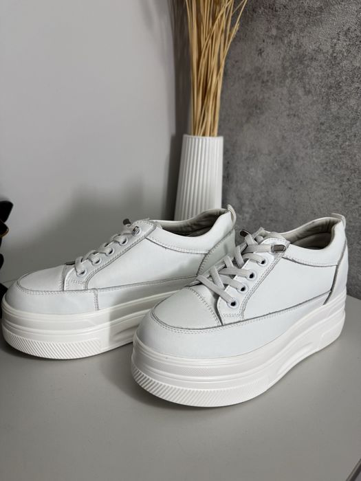 Кроссовки женские