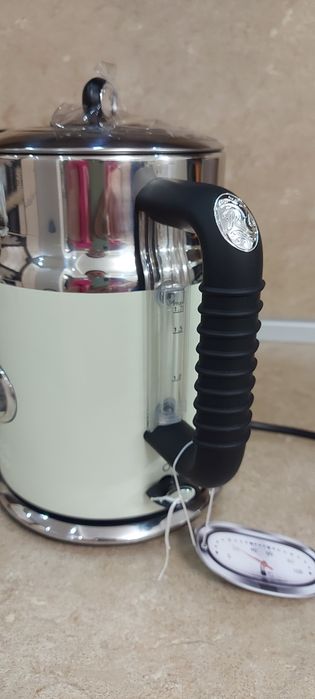 Електрическа кана Russell Hobbs с ретро дизайн