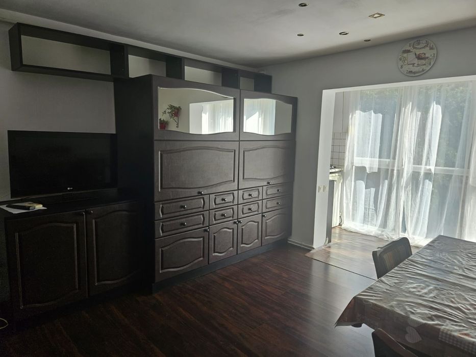 Inchiriez apartament cu 2 camere + living