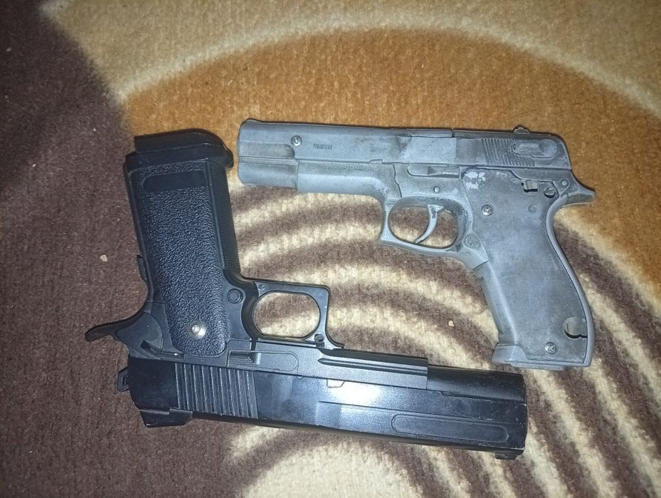 Vând arme cu aer comprimat