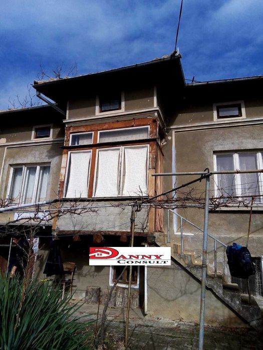 Къща с двор и кладенец за продажба в с. Михалци