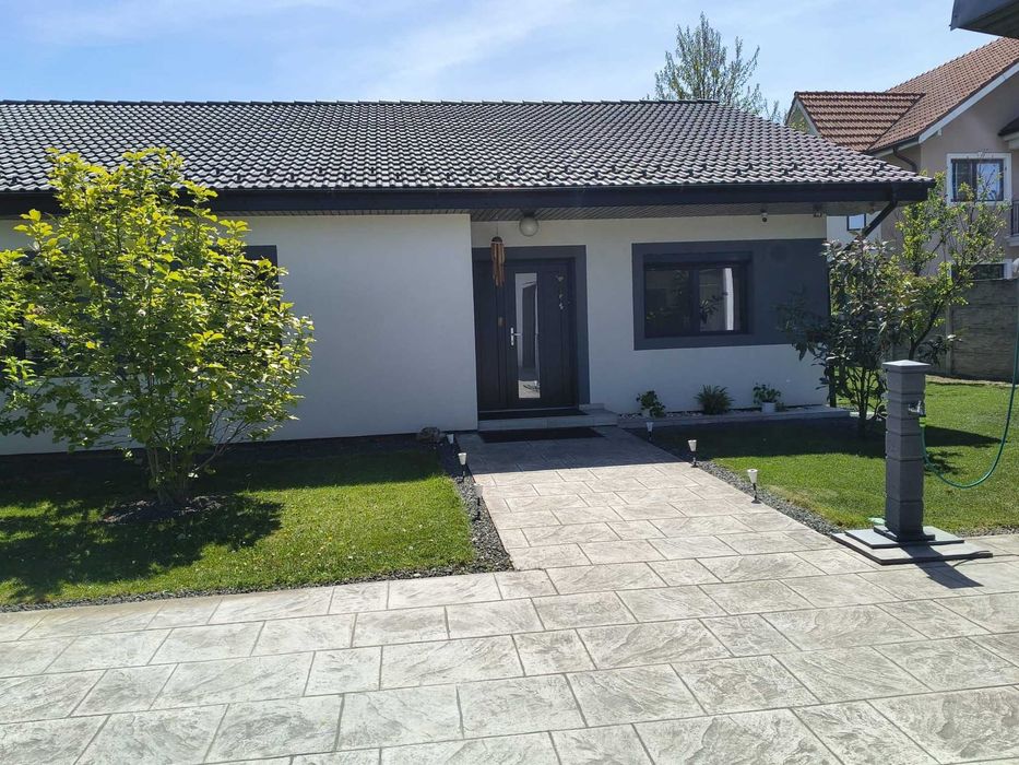 Oază de confort și eleganță în Săcălaz – Proprietate cu piscină, curte generoasă și toate facilitățile pentru o viață fără compromisuri!