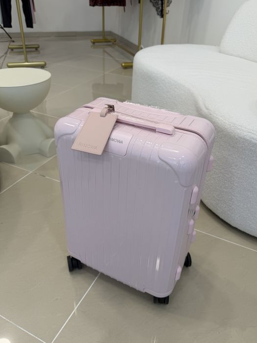 Продам чемодан маленький Rimowa pink