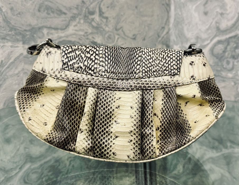 Оригинальный клатч из натуральной кожи змеи с настоящей головой кобры.