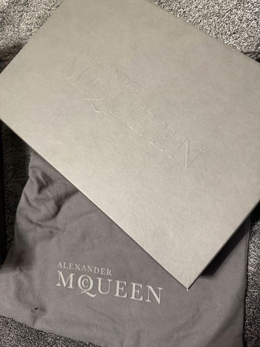 Alexander McQueen сериен номер 553680