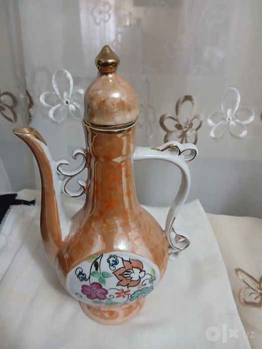 СССР даври фарфор от хайкалчаси ва декоратев чойник.