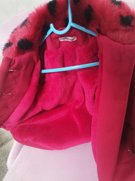 Vând palton  rosu, fetite