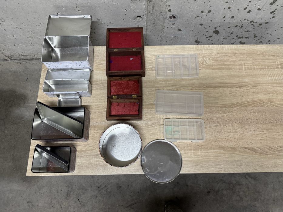 различни кутии и ковчези