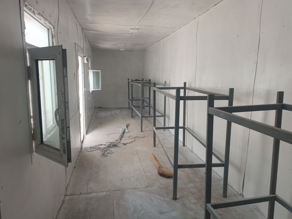 B U 12 metr konteyner krovatlari  bilan