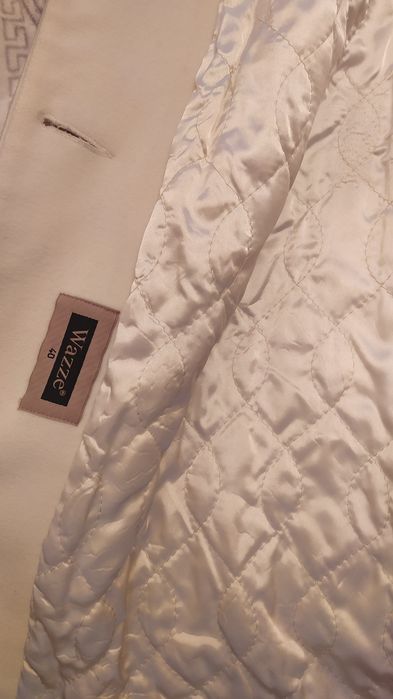 Продам Пальто кремового цвета