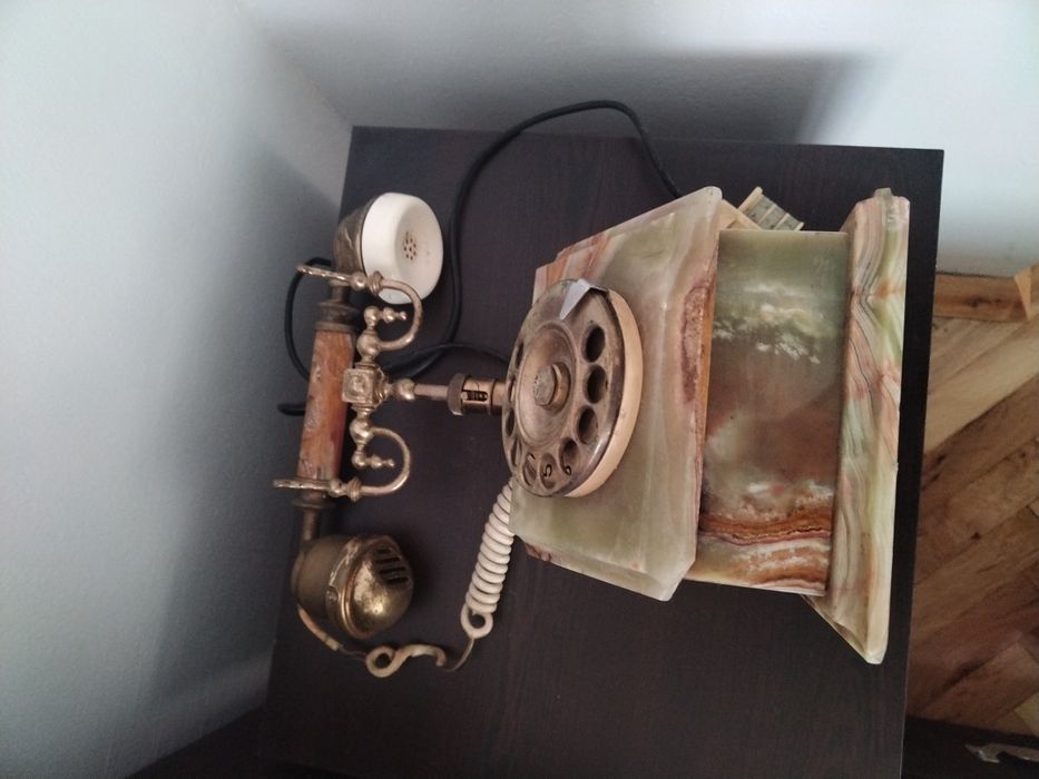 Старинен ретро винтидж домашен телефон изработен от ценни естествени н