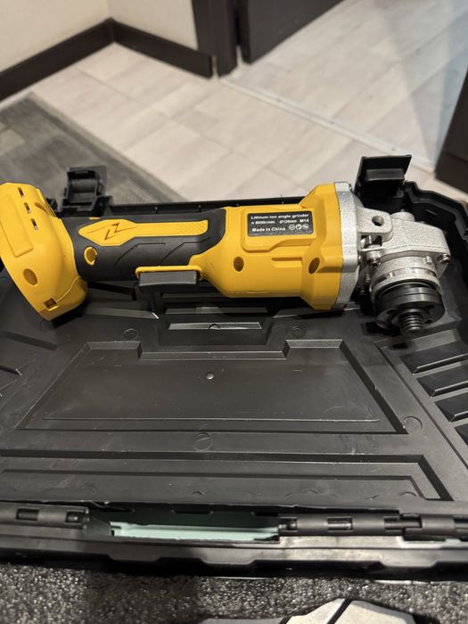 Продаётся акк болгарка DeWALT
