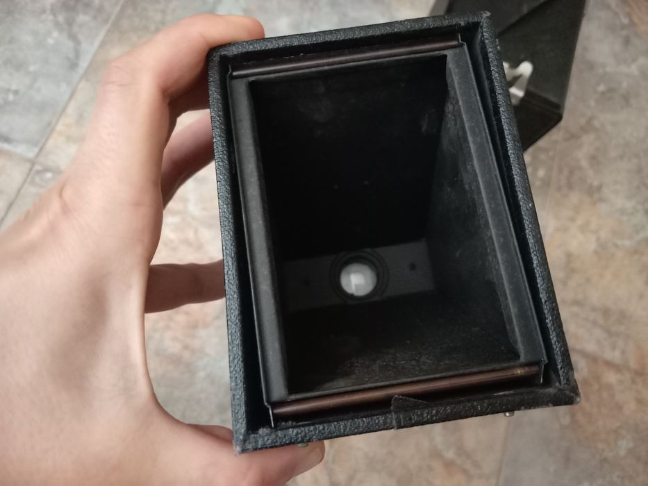 Два стари фотоапарата.