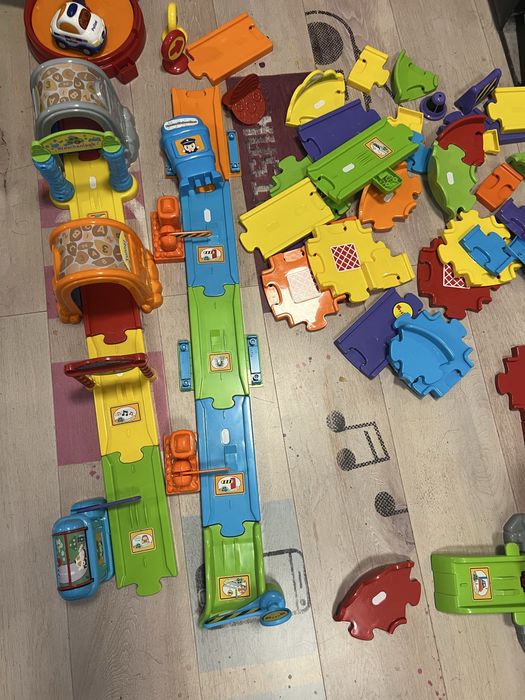 Две големи  vtech писти, полиция, пожарна и музикална кола