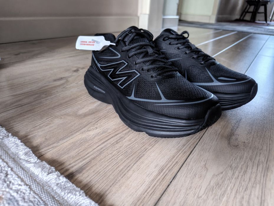 Кроссовки беговые