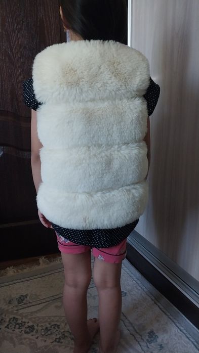 Продам меховой жилет для девочки