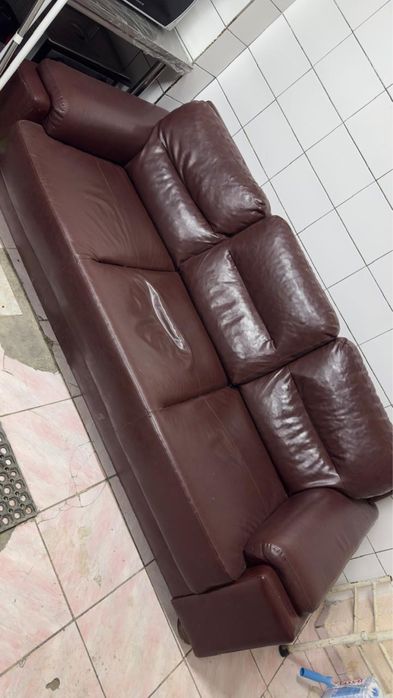 Диван кожаный продается