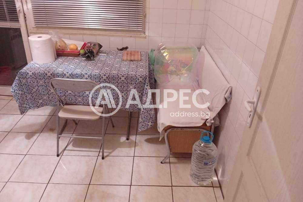 Просторен тристатаен апартамент в кв. "Бели Лом".