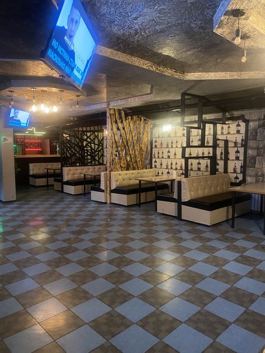 Кафе в центре города с летней площадкой