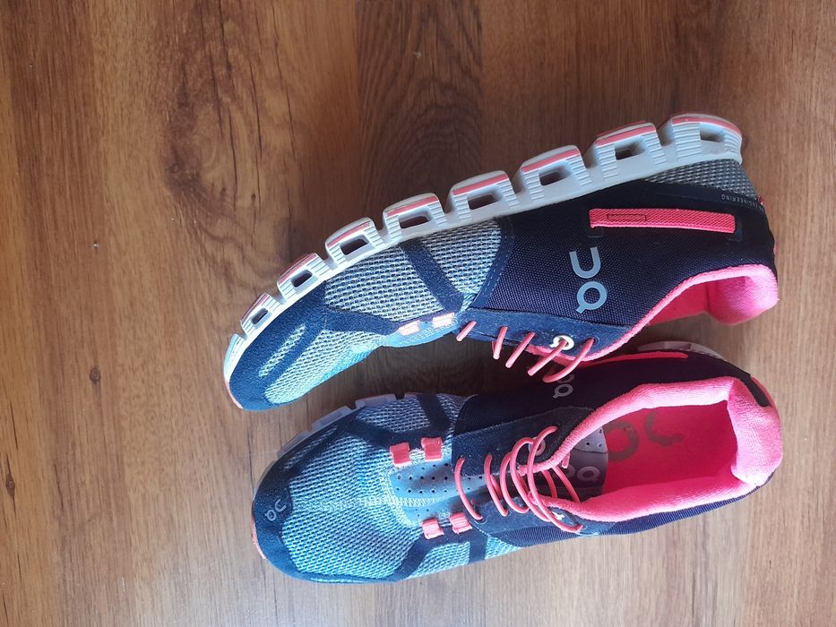 On Cloud дамски маратонки 40- 41 номер.