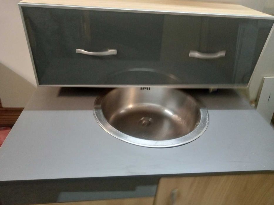 Продавам кухненски комплект долен и горен шкаф