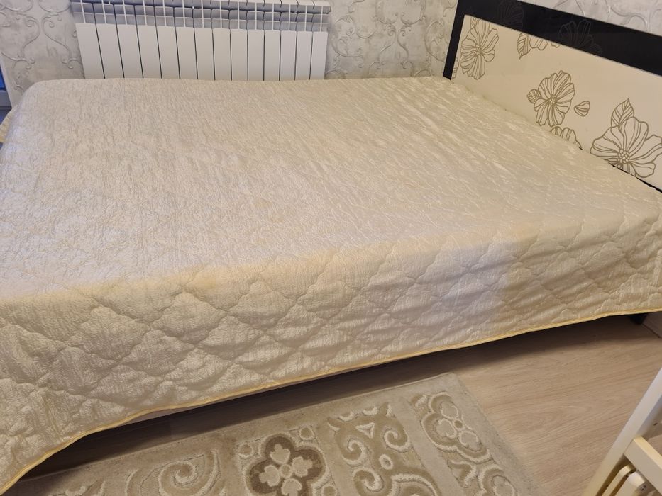 Продам кровать двуспальную с матрасом