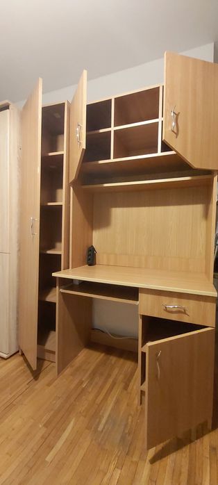 Birou cu dulap deasupra și multe spații utile