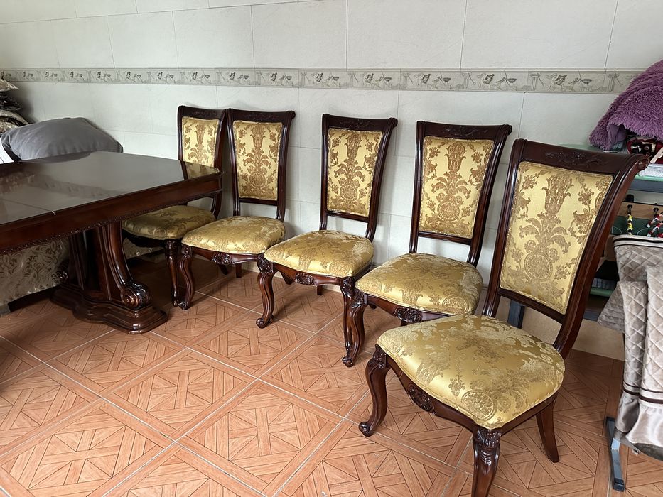 Продам большой стол с 8 стульями