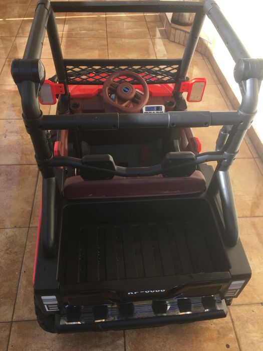 Masinuta electrica cu doua locuri ideala pentru plimbatul copilasilor