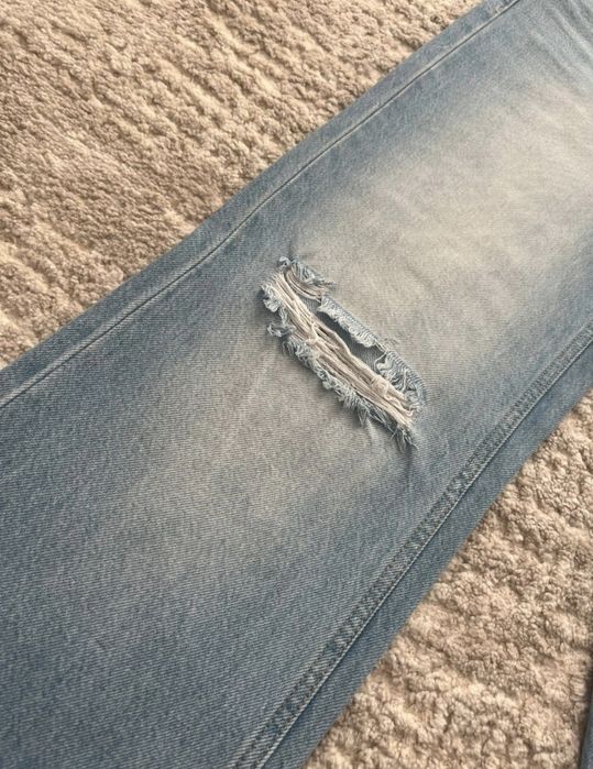 Blugi rupți cu talie înaltă