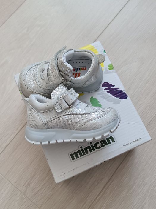 Детские кроссовки