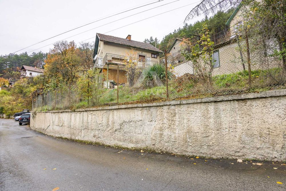 Продава се 2-етажна къща в гр. Своге