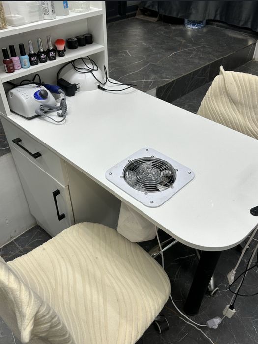 Маникюрный стол вместе с вытяжкой
