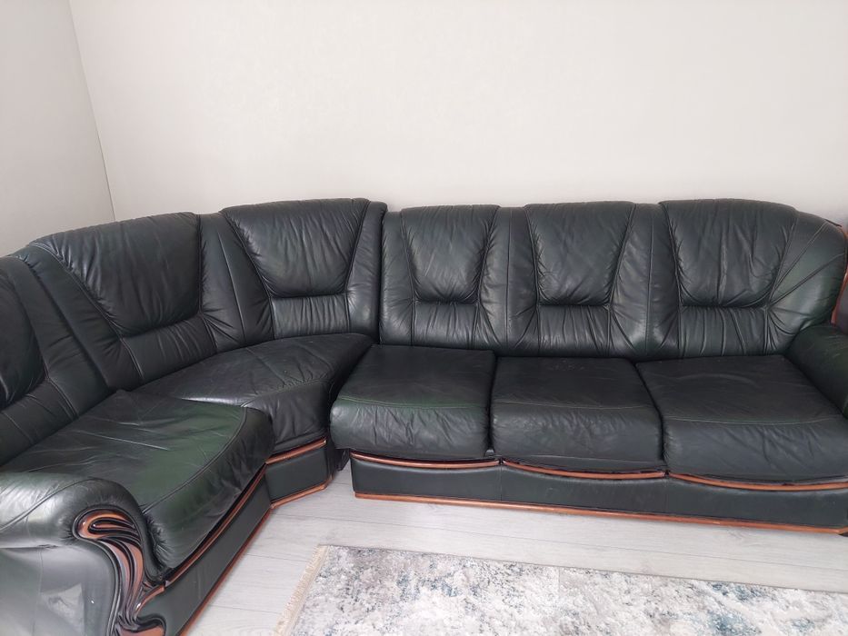 Кожаный уголок темно зеленый