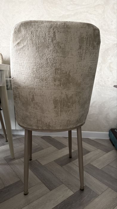 Обеденный стол и стулья