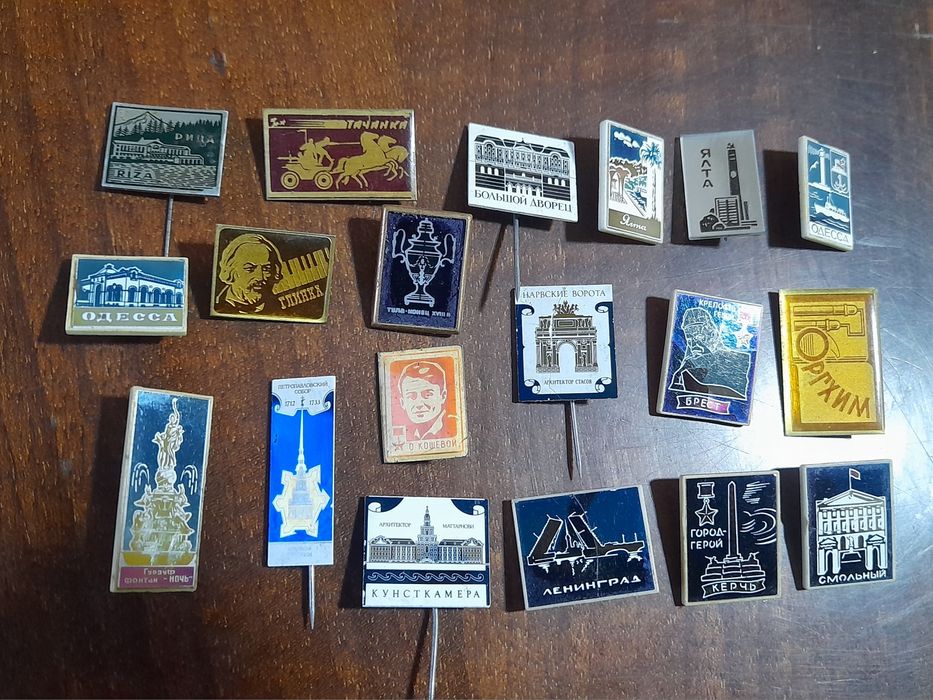 Значки стеклянные.